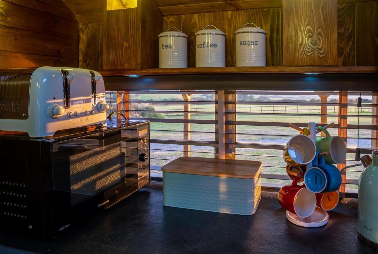 American School Bus - 1 Bedroom - Blossom Farm - Tiers Cross Johnston Buitenkant foto