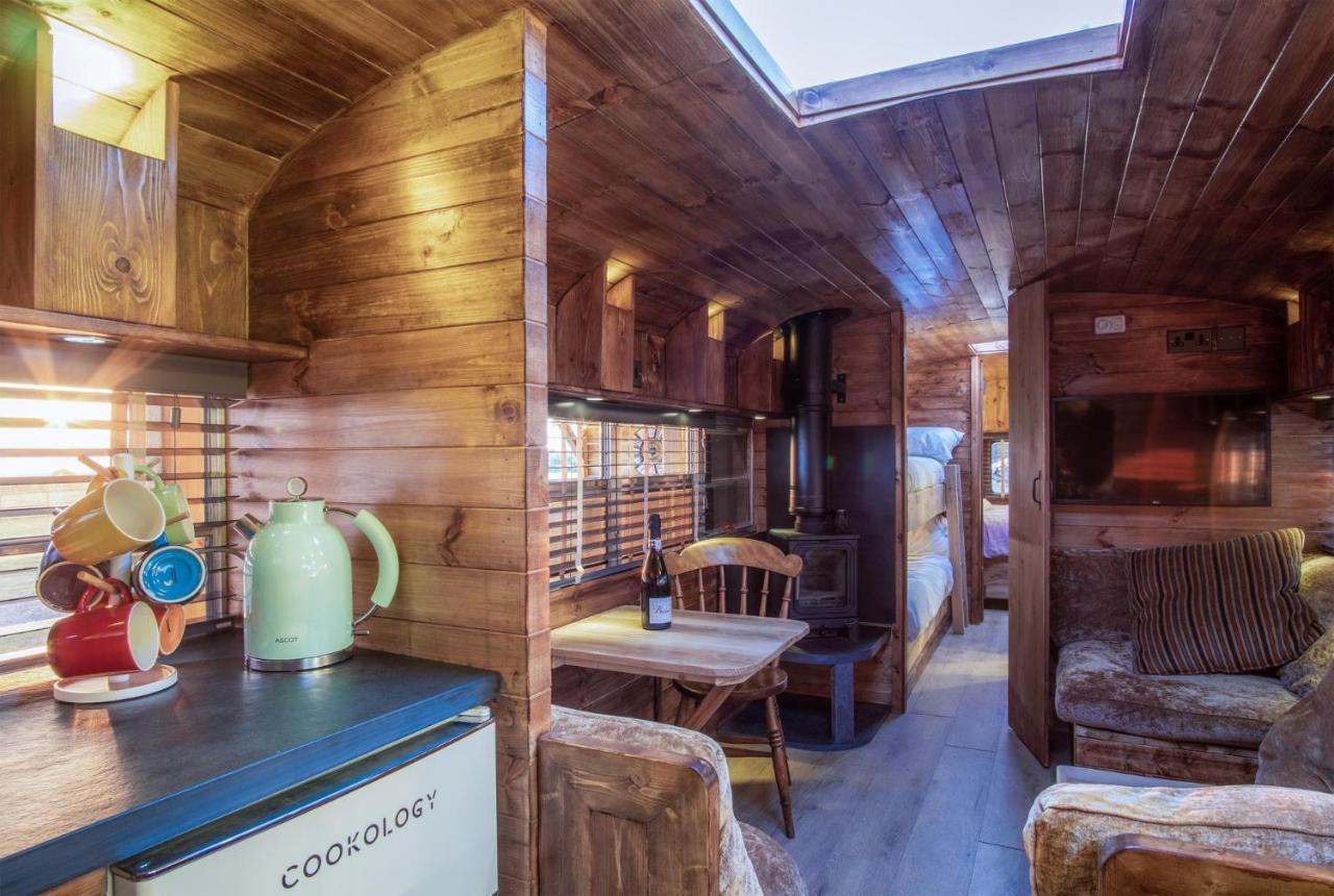 American School Bus - 1 Bedroom - Blossom Farm - Tiers Cross Johnston Buitenkant foto