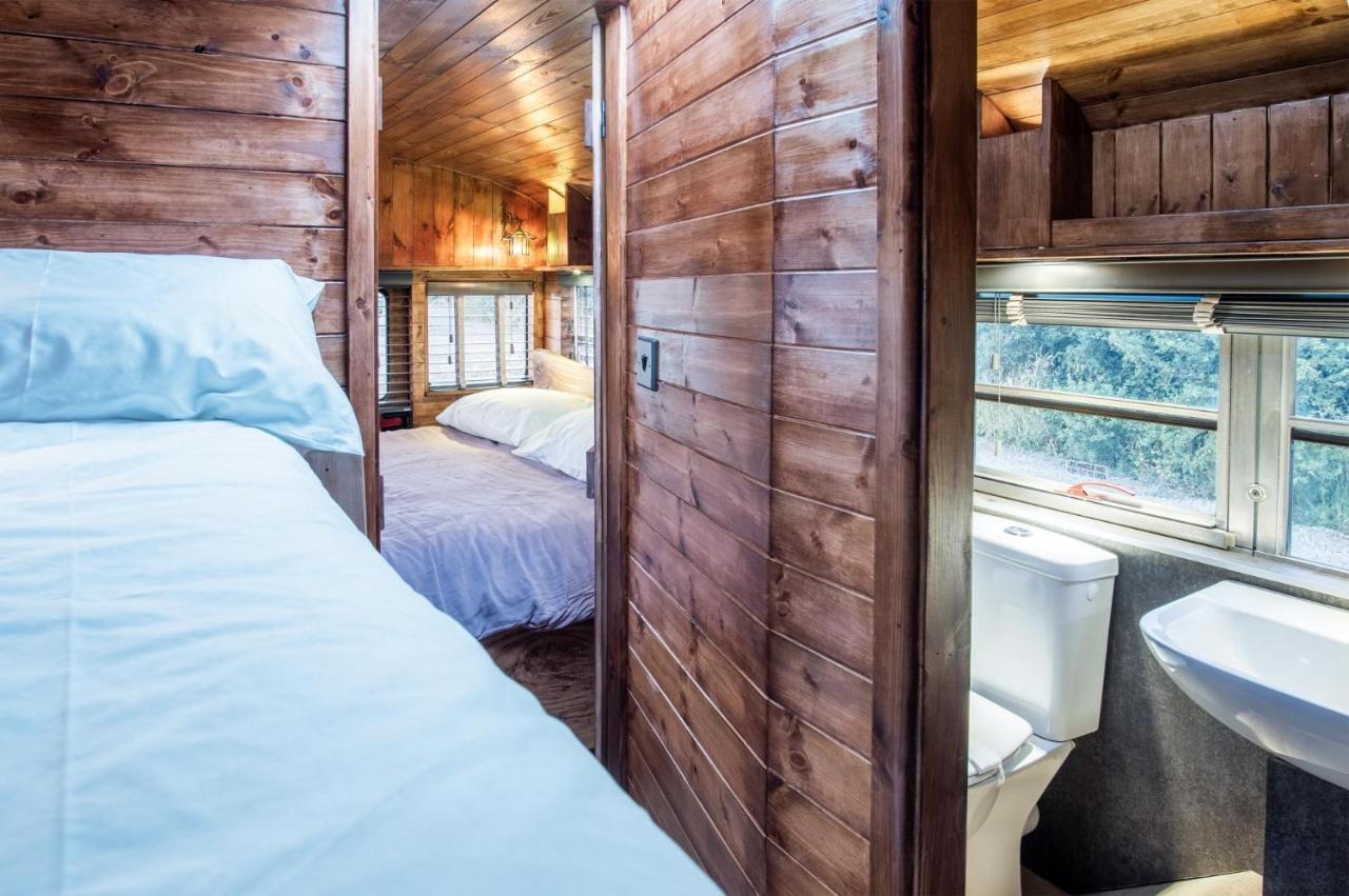American School Bus - 1 Bedroom - Blossom Farm - Tiers Cross Johnston Buitenkant foto