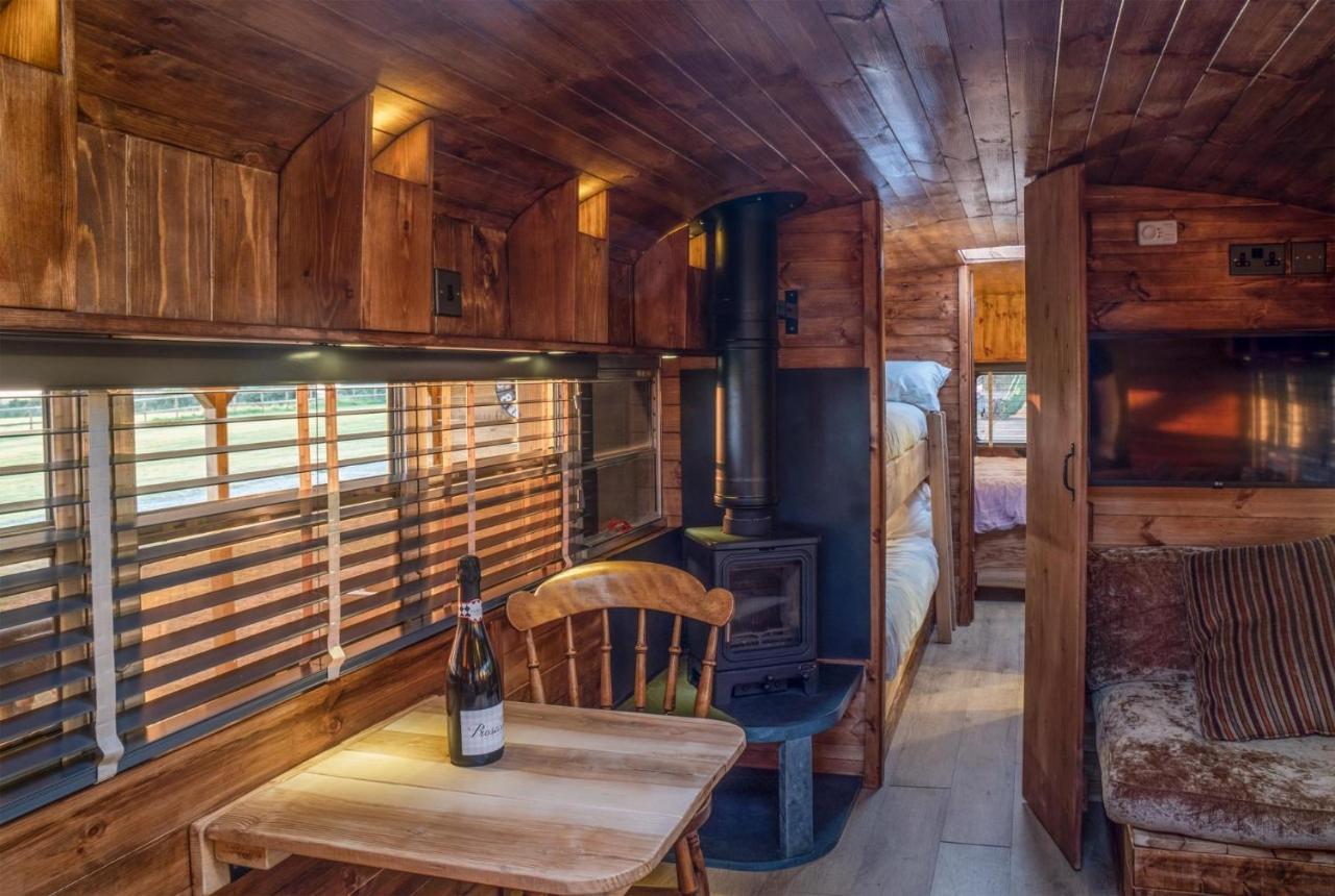 American School Bus - 1 Bedroom - Blossom Farm - Tiers Cross Johnston Buitenkant foto