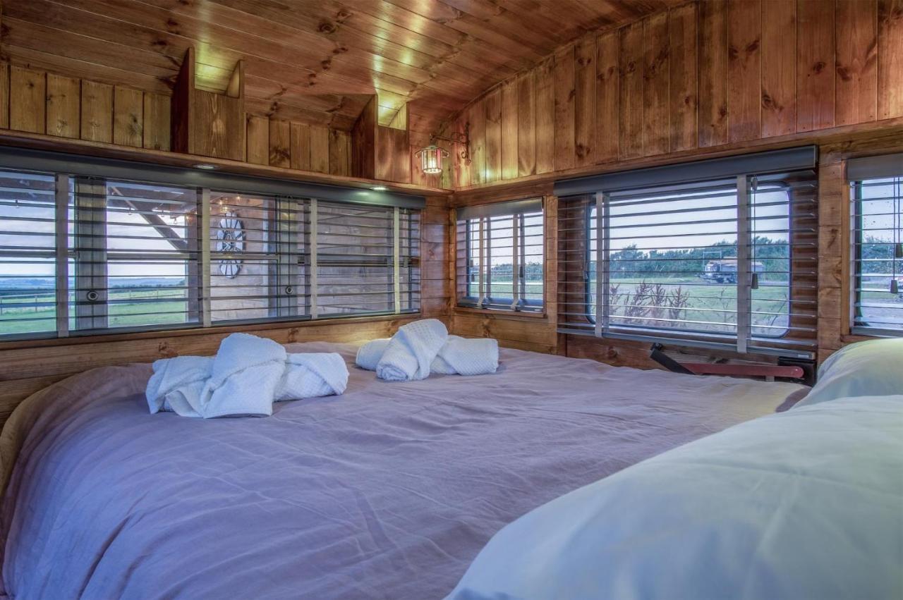 American School Bus - 1 Bedroom - Blossom Farm - Tiers Cross Johnston Buitenkant foto