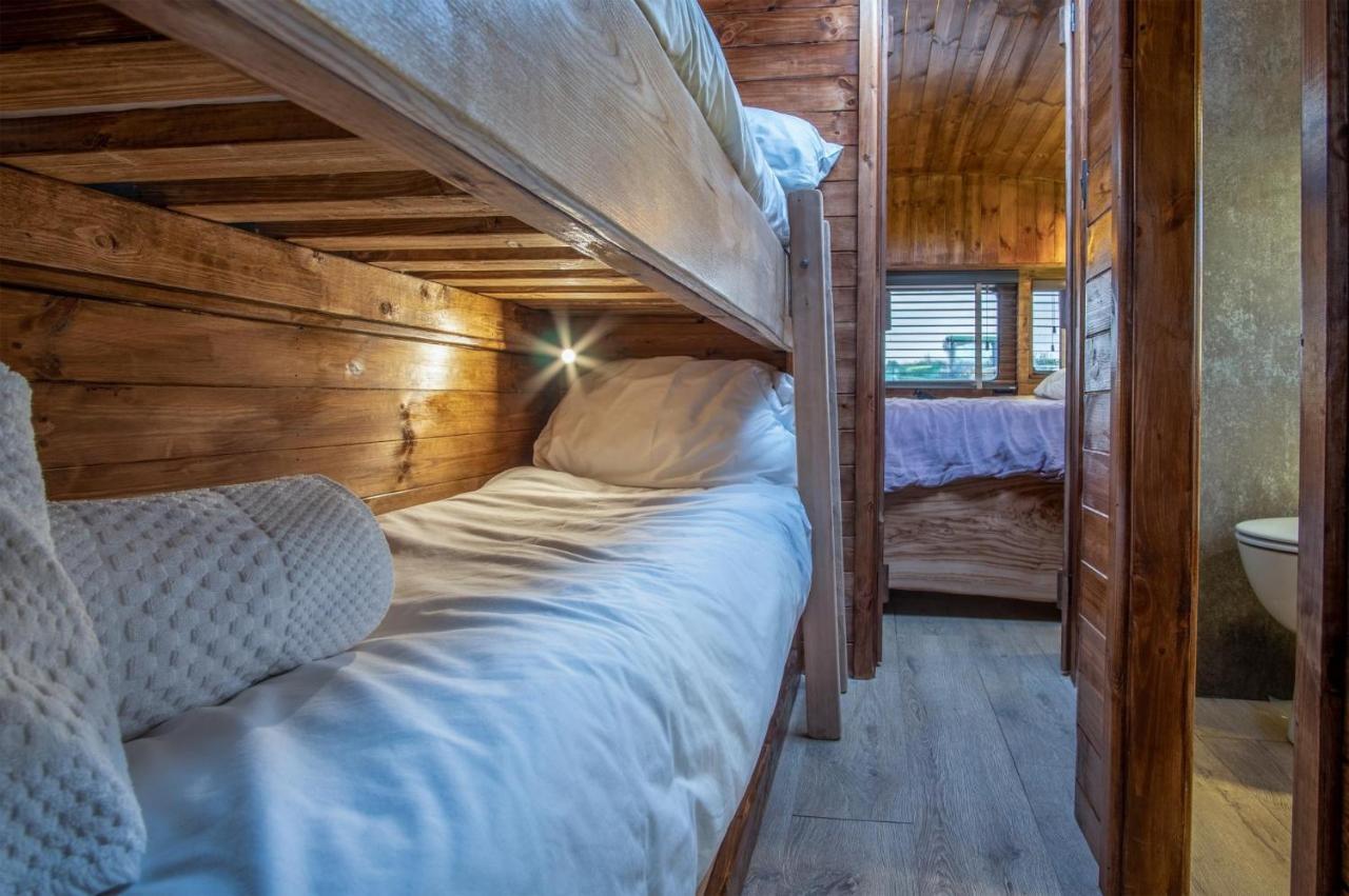 American School Bus - 1 Bedroom - Blossom Farm - Tiers Cross Johnston Buitenkant foto